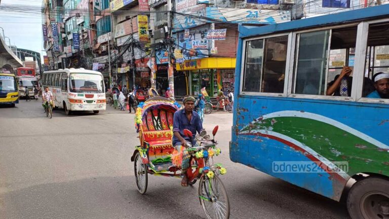 Battery-run rickshaws cause chaos on return to main roads